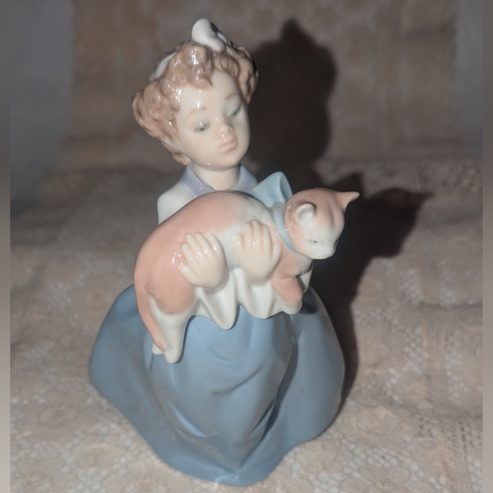 Lladro Porcelain Figure My Chubby Kitten. 6422